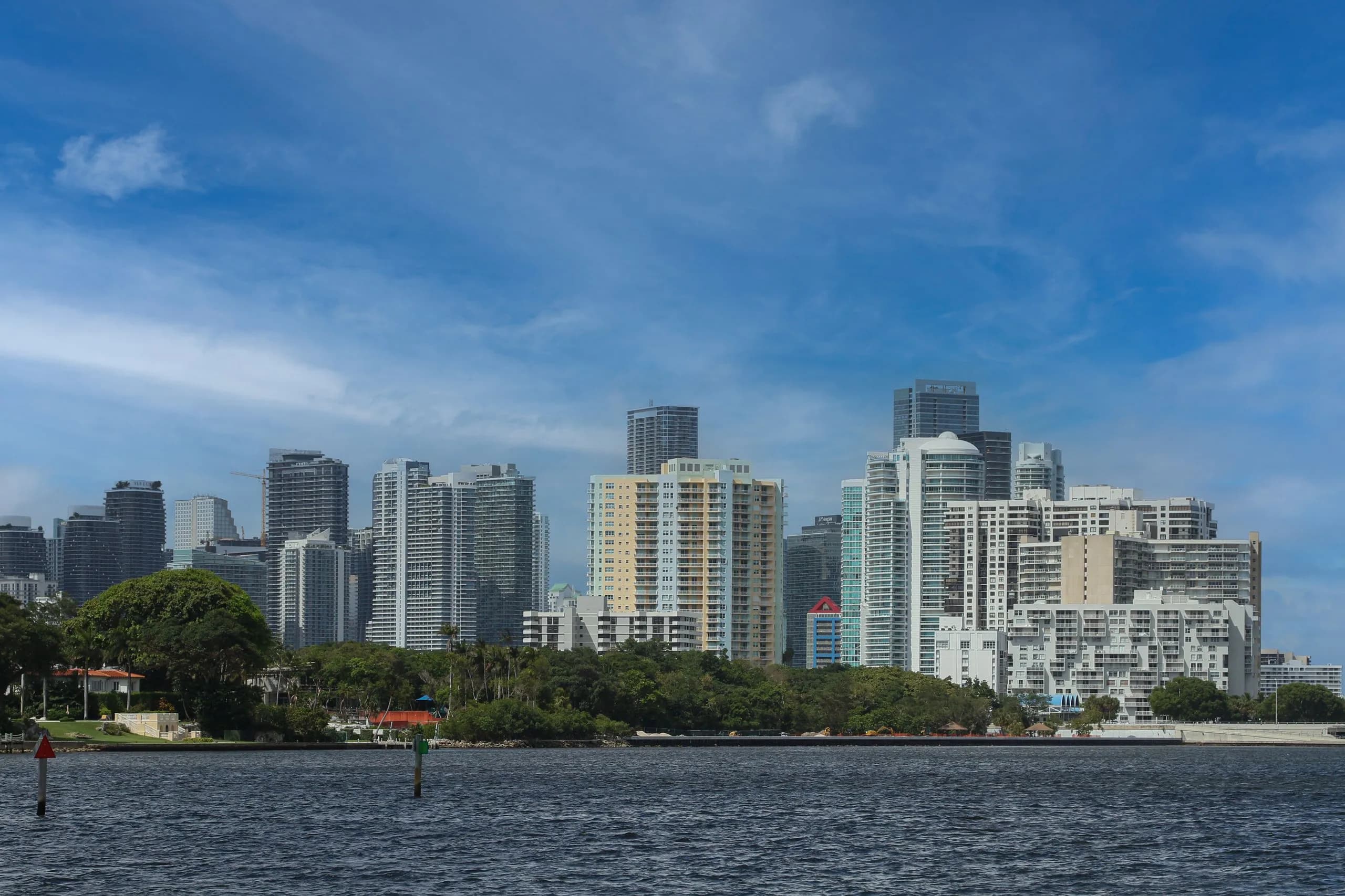 Torres de Brickell Avenue en un día de sol, vistas desde la bahía de Biscayne