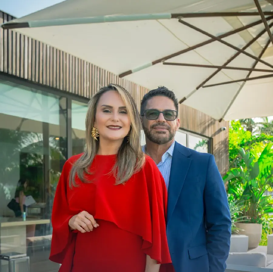 Vivi y Ale en una terraza en Miami