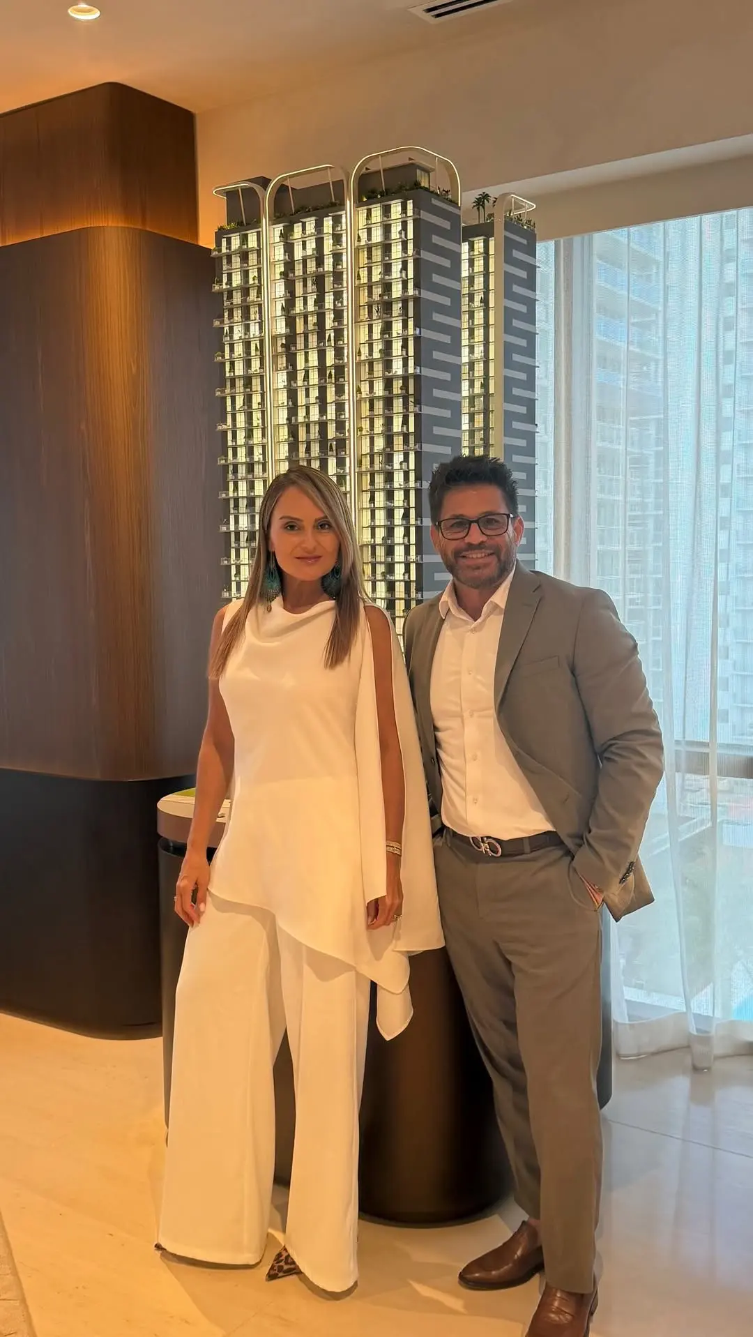 Vivi Vargas and Alejandro Valerín in front of a tower in Brickell