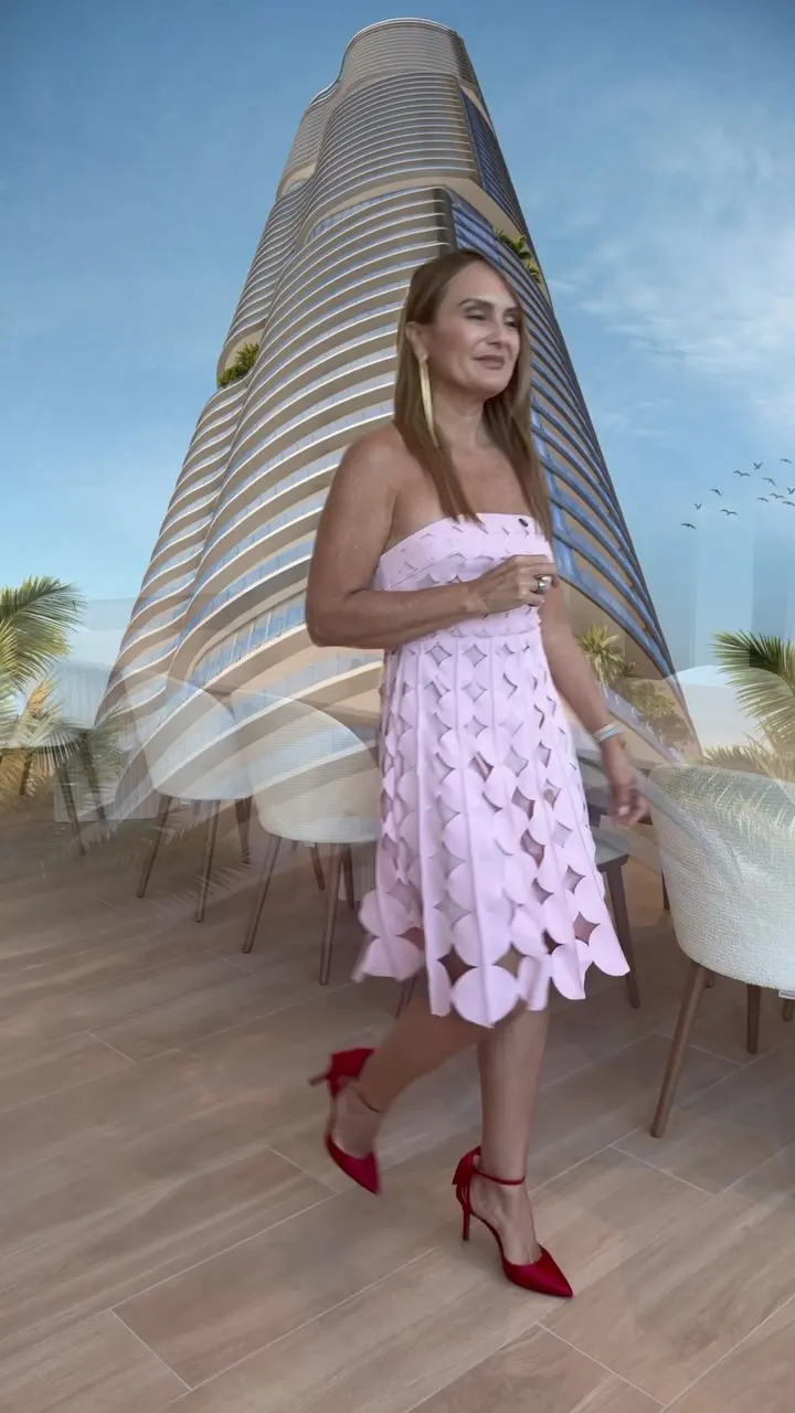 Vivi Vargas frente a una torre en Miami